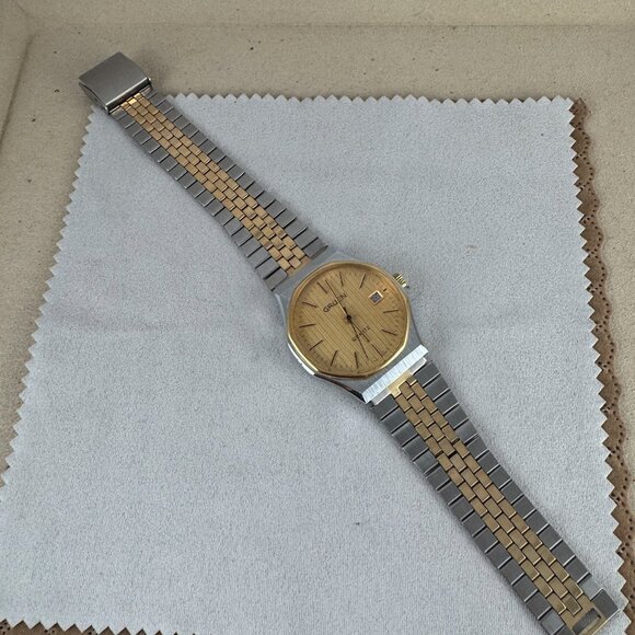 vintage Gruen Sport analog watch features a two-tone Gold & silver quartz design - Picture 4 of 8